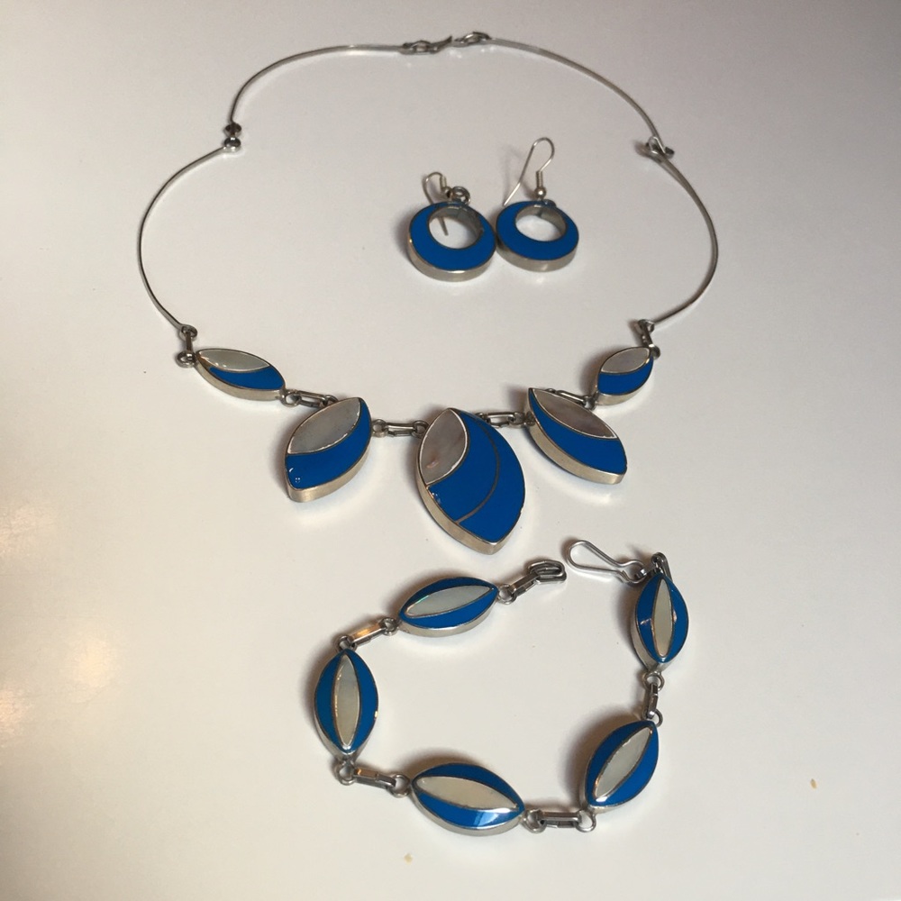 2/$30 Enamel & Shell-like Reversible Jewellery Set - Picture 4 of 10